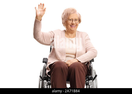 Mobilité hauts femme assise dans un fauteuil roulant et en agitant isolé sur fond blanc Banque D'Images