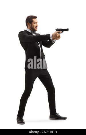 Longueur totale d'un homme en costume visant avec un fusil isolé sur fond blanc Banque D'Images