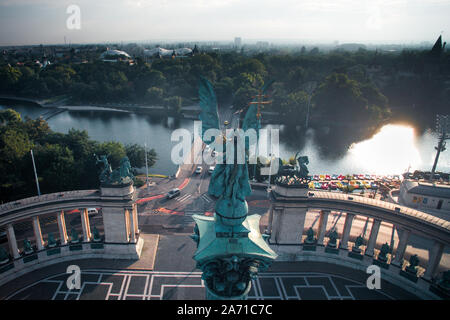 Vue aérienne sur la magnifique place des héros avec monument et colonne par temps ensoleillé à Budapest, Hongrie Banque D'Images