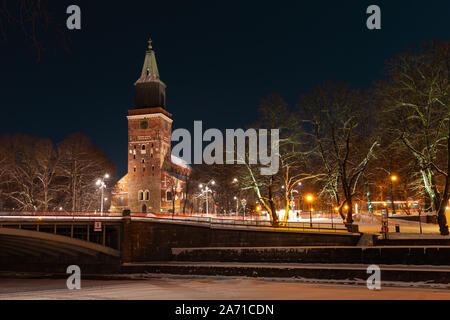 Nuit paysage urbain de la ville de Turku avec la cathédrale principale en hiver, Finlande Banque D'Images