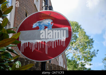 Pas d'entrée street sign modifié pour qu'il ressemble à un iceberg de fusion avec l'ours polaire sur le dessus par conservation group à Lewes, Englang Banque D'Images