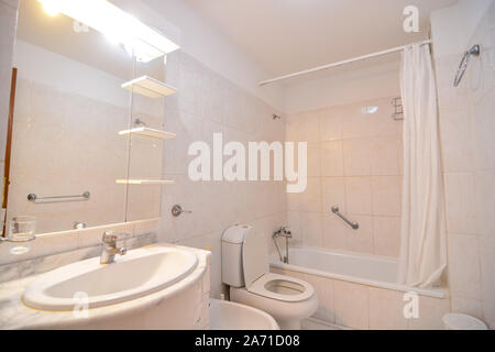 Salle de bains d'un blanc pur avec une baignoire séparée de l'intérieur Banque D'Images