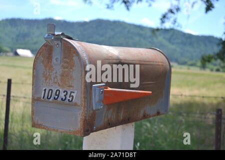 Ancienne boîte aux lettres rouillée dans les régions rurales du Nord. Banque D'Images