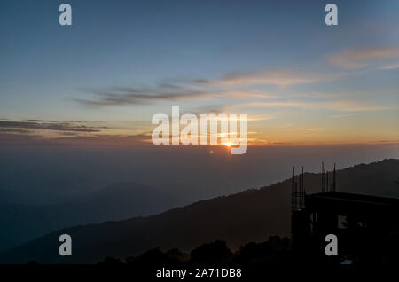 Montée du soleil vue de Tiger Hill, Darjeeling, Inde Banque D'Images