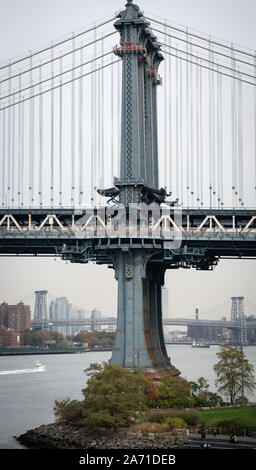 Photo prise à partir d'un immeuble dans la région de Brooklyn Dumbo. Portrait photo de l'un des piliers des ponts de Brooklyn. Banque D'Images