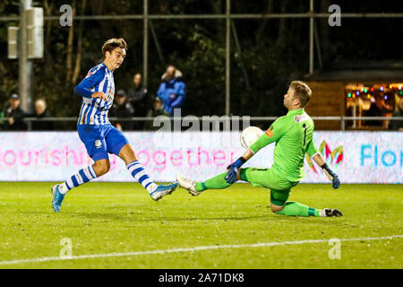 RIJNSBURG , 29-10-2019 , Sportpark Middelmors , néerlandaise de football KNVB Beker , premier tour , saison 2019 / 2020. (L-R) FC Eindhoven player Kay de Rooij et Rijnsburgse Boys gardien Richard van Nieuwkoop pendant le match Rijnsburgse Boys vs Eindhoven Banque D'Images