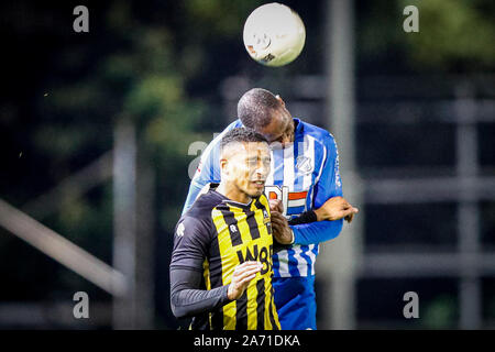 RIJNSBURG , 29-10-2019 , Sportpark Middelmors , néerlandaise de football KNVB Beker , premier tour , saison 2019 / 2020. (L-R) Rijnsburgse Boys dvd Gino Daemon et FC Eindhoven dvd Alvin Daniels pendant le match Rijnsburgse Boys vs Eindhoven Banque D'Images