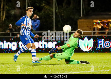 RIJNSBURG , 29-10-2019 , Sportpark Middelmors , néerlandaise de football KNVB Beker , premier tour , saison 2019 / 2020. (L-R) FC Eindhoven player Kay de Rooij et Rijnsburgse Boys gardien Richard van Nieuwkoop pendant le match Rijnsburgse Boys vs Eindhoven Banque D'Images