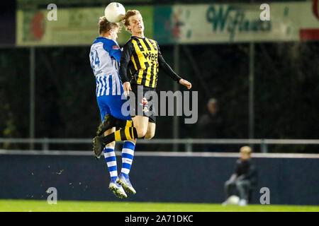 RIJNSBURG , 29-10-2019 , Sportpark Middelmors , néerlandaise de football KNVB Beker , premier tour , saison 2019 / 2020. (L-R) FC Eindhoven player Quinten Huybers et Rijnsburgse Boys dvd Dani van der Sans objet pendant le match Rijnsburgse Boys vs Eindhoven Banque D'Images