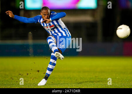 RIJNSBURG , 29-10-2019 , Sportpark Middelmors , néerlandaise de football KNVB Beker , premier tour , saison 2019 / 2020. FC Eindhoven dvd Alvin Daniels avec un coup franc pendant le match Rijnsburgse Boys vs Eindhoven Banque D'Images