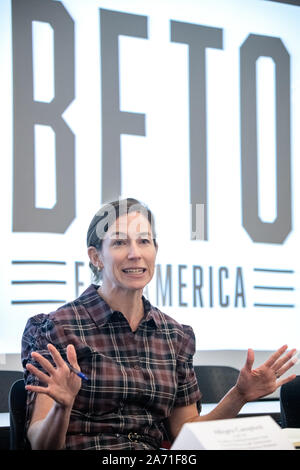 Charleston, États-Unis. 29 Oct, 2019. Amy O'Rourke, épouse du candidat démocrate Beto O'Rourke est titulaire d'une discussion sur la prévention de la violence des armes à feu avec les leaders étudiants au Collège de Charleston, 29 octobre 2019 à Charleston, Caroline du Sud. Crédit : Richard Ellis/Richard Ellis/Alamy Live News Banque D'Images