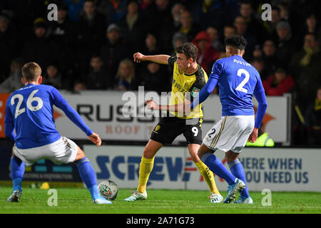 BURTON ON TRENT, en Angleterre. 29 octobre Nathan Broadhead (9) de Burton Albion batailles avec James Justin (2) de Leicester City et Dennis Praet (26) au cours de la ville de Leicester Carabao Cup Quatrième ronde match entre Burton Albion et Leicester City au stade de Pirelli, Burton upon Trent mardi 29 octobre 2019. (Crédit : Jon Hobley | MI News) photographie peut uniquement être utilisé pour les journaux et/ou magazines fins éditoriales, licence requise pour l'usage commercial Crédit : MI News & Sport /Alamy Live News Banque D'Images