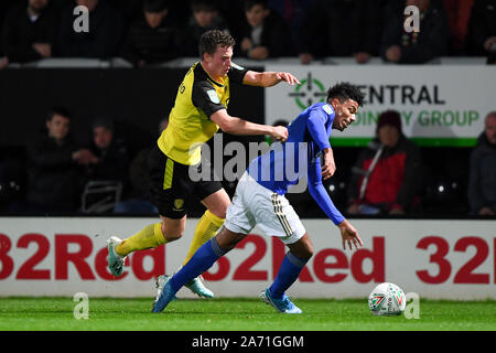 BURTON ON TRENT, en Angleterre. 29 octobre Nathan Broadhead (9) de Burton Albion batailles avec Kelechi Iheanacho (14) au cours de la ville de Leicester Carabao Cup Quatrième ronde match entre Burton Albion et Leicester City au stade de Pirelli, Burton upon Trent mardi 29 octobre 2019. (Crédit : Jon Hobley | MI News) photographie peut uniquement être utilisé pour les journaux et/ou magazines fins éditoriales, licence requise pour l'usage commercial Crédit : MI News & Sport /Alamy Live News Banque D'Images