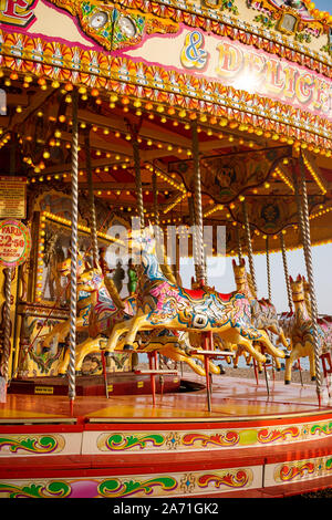 Vieux carrousel à la plage à pied à Brighton, Angleterre. Banque D'Images