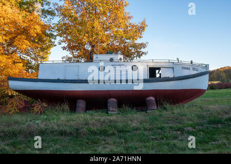 Bayfield, Wisconsin - le 19 octobre 2019 : La Donna Belle voile, initialement appelé Lily Mae est assis sur l'affichage dans Bayfields vergers Banque D'Images