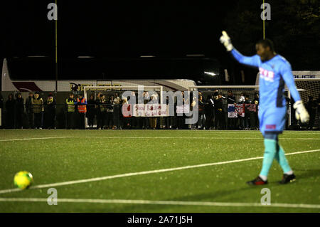 Une vue générale de fans au cours de la FA Cup quatrième ronde de qualification, match à rejouer Coles Park Stadium, Londres. Banque D'Images