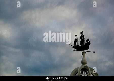 Tall Ship girouette contre le ciel nuageux au Norfolk Virginia Mariners Museum Banque D'Images