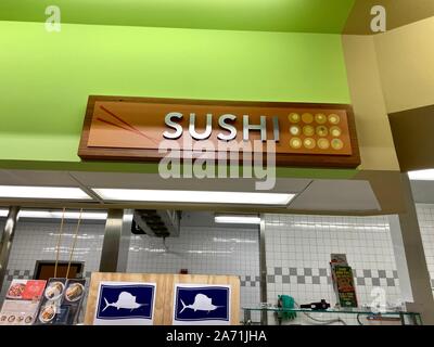 Orlando, Floride/USA-10/28/19 : Le signe de sushis dans une épicerie avec des sushis fraîchement préparés prêts pour les clients à acheter et emporter à la maison pour manger. Banque D'Images