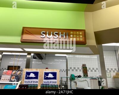 Vero Beach, FL/USA-10/28/19 : Le signe de sushis dans une épicerie avec des sushi prêt pour les clients à acheter et emporter à la maison pour manger. Banque D'Images