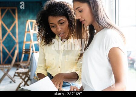Deux Businesswomen Having Informal Meeting in Modern Office Banque D'Images