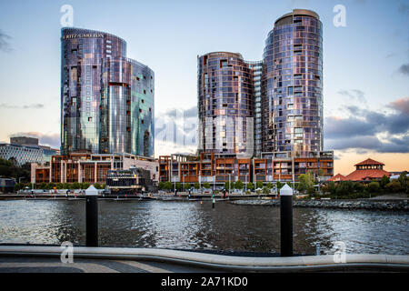 Magnifique coucher de soleil lumière à Elizabeth Quay à Perth, WA, Australie, le 22 octobre 2019 Banque D'Images