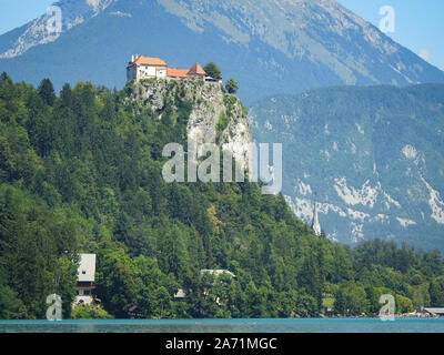 Vue sur le château de Bled, un château médiéval construit sur un grand rocher au bord du lac oif de Bled, Slovénie Banque D'Images