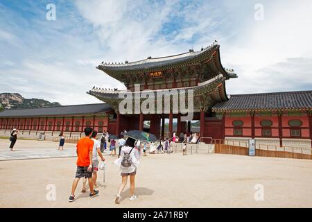 Les visiteurs dans le Palais Royal Gyeongbokgung, Séoul, Corée du Sud Banque D'Images