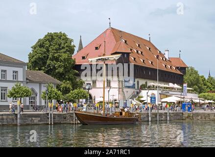 Port avec bâtiment conseil, le lac de Constance, Constance, Allemagne Banque D'Images