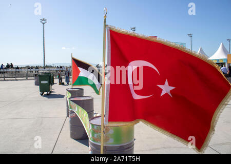 Istanbul, Turquie - Septembre-22,2019 : prise de main de Turquie drapeau palestinien. Banque D'Images