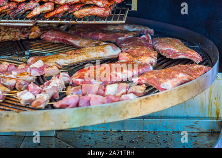 La viande grillée. Close-up la cuisson de grandes pièces juteuses de matières, de matières grasses, la viande de porc mariné, naturel, veaux de boucherie, des béliers sur une crêpière grill. Une grande série gr Banque D'Images