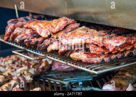 La viande grillée. Close-up la cuisson de grandes pièces juteuses de matières, de matières grasses, la viande de porc mariné, naturel, veaux de boucherie, des béliers sur une crêpière grill. Une grande série gr Banque D'Images