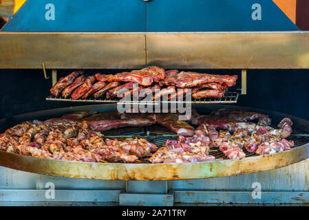 La viande grillée. Close-up la cuisson de grandes pièces juteuses de matières, de matières grasses, la viande de porc mariné, naturel, veaux de boucherie, des béliers sur une crêpière grill. Une grande série gr Banque D'Images