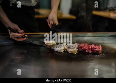 Show teppan dans un restaurant japonais, cuire directement devant le client, poisson, riz, viande, légumes Banque D'Images