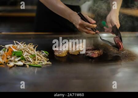 Show teppan dans un restaurant japonais, cuire directement devant le client, poisson, riz, viande, légumes Banque D'Images