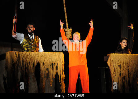 Buena Park, California, USA 27 octobre 2019 Une vue générale de l'atmosphère d'usurper de Jeffrey Epstein dans la pendaison Show le 27 octobre 2019 à Knott's Scary Farm à Buena Park, Californie, USA. Photo de Barry King/Alamy Stock Photo Banque D'Images