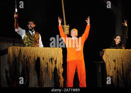 Buena Park, California, USA 27 octobre 2019 Une vue générale de l'atmosphère d'usurper de Jeffrey Epstein dans la pendaison Show le 27 octobre 2019 à Knott's Scary Farm à Buena Park, Californie, USA. Photo de Barry King/Alamy Stock Photo Banque D'Images