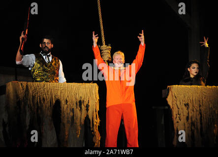 Buena Park, California, USA 27 octobre 2019 Une vue générale de l'atmosphère d'usurper de Jeffrey Epstein dans la pendaison Show le 27 octobre 2019 à Knott's Scary Farm à Buena Park, Californie, USA. Photo de Barry King/Alamy Stock Photo Banque D'Images