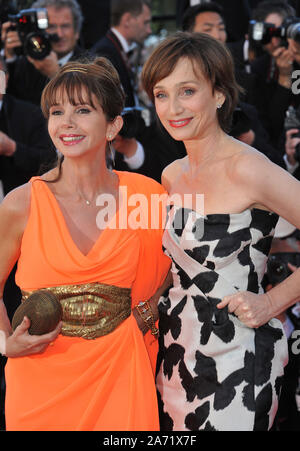 CANNES, FRANCE. 24 mai 2013 : Victoria Abril & Kristin Scott Thomas (à droite) lors de la première de "l'Immigré" au 66e Festival de Cannes. © 2013 Paul Smith / Featureflash Banque D'Images
