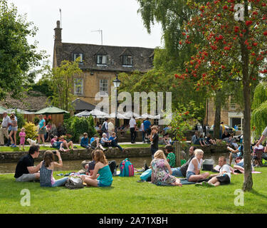 Foules estivales en Bourton-on-the-l'eau. Village des Cotswolds, Gloucestershire, Angleterre Banque D'Images