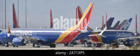 Plus de 25 plus de ses jets Max8-8 appartenant à Southwest Airlines, toujours rester à la terre à l'aéroport de Victorville mardi. Aujourd'hui, Boeing Company Président et chef de la direction Dennis Muilenburg, et vice-président de Boeing Commercial Airplanes et ingénieur en chef John Hamilton, témoigner devant un comité des transports du Sénat audition "La sécurité de l'Aviation et de l'avenir de Boeing 737 de MAX' sur la colline du Capitole à Washington, États-Unis. Le 29 octobre 2019. Photo par Gene Blevins/ZUMAPRESS. Credit : Gene Blevins/ZUMA/Alamy Fil Live News Banque D'Images