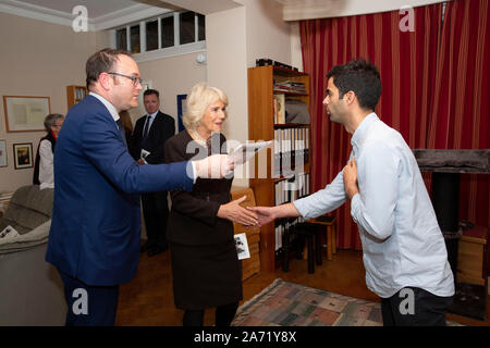 Londres, Royaume-Uni. 29 Oct, 2019. St Bride's Church, Fleet Street - Photo montre Camilla, Duchesse de Cornwall réunion Paul CARUANA GALIZIA, fils de Daphné, tout en assistant à un service de célébration du souvenir pour commémorer et soutenir les journalistes, photographes, photo-crew et le personnel de soutien dont la mission est de nous apporter les nouvelles. Crédit : Jeff Gilbert/Alamy Live News Banque D'Images