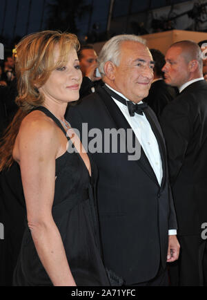 CANNES, FRANCE. 25 mai 2013 : Ancien disgracié chef du FMI Dominique Strauss-Kahn et nouvelle petite amie Myriam L'Aouffir au gala d'avant à la 66e Festival de Cannes pour les amateurs seulement "laissé en vie'. © 2013 Paul Smith / Featureflash Banque D'Images