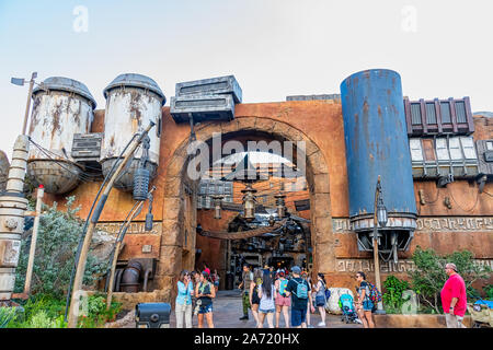 Les gens du shopping à Batuu dans la galaxie Star Wars Land's Edge Banque D'Images