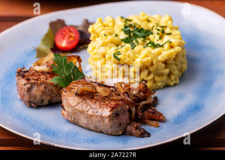 Filet de porc rôti et spaetzle dans une assiette Banque D'Images
