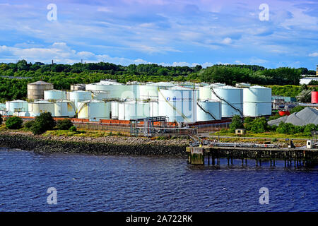Tyne entre le terminal et l'installation de stockage de liquides en vrac que des chars sur la rivière Banque D'Images