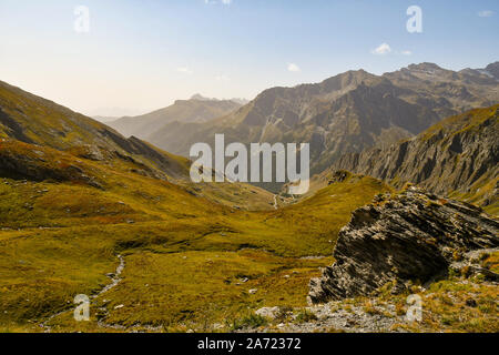 Vue panoramique de Colle dell'Agnello col dans les Alpes italiennes avec des pics rocheux à la fin de l'été, Chianale, Coni, Piémont, Italie Banque D'Images