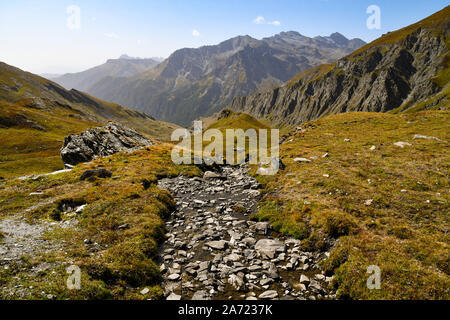 Vue panoramique de Colle dell'Agnello col dans les Alpes italiennes avec un ruisseau et pics rocheux à la fin de l'été, Chianale, Coni, Piémont, Italie Banque D'Images