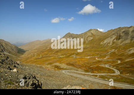 Portrait de Colle dell'Agnello passage alpin avec une route sinueuse de montagne et pics dans un beau jour de fin d'été, Chianale, Coni, Piémont, Italie Banque D'Images