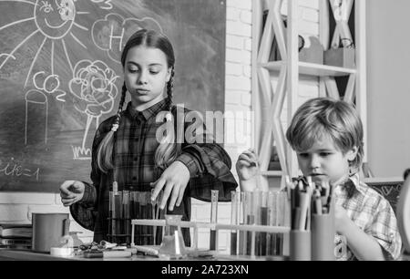 Développement précoce des enfants. retour à l'école. instrument optique microscope à science de classe. des enfants heureux. apprendre à l'aide de microscope à l'école leçon. Camarades de faire leurs devoirs ensemble Banque D'Images