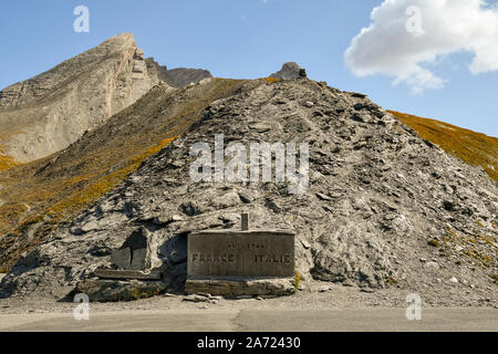 Pierre de la frontière qui marque la frontière entre l'Italie et la France à Colle dell'Agnello mountain pass (2744 m), la troisième plus haute route pavée de passage alpin Banque D'Images